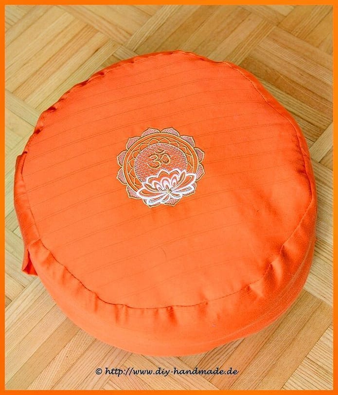 meditationskissen-mit-lotusblume-unikat-