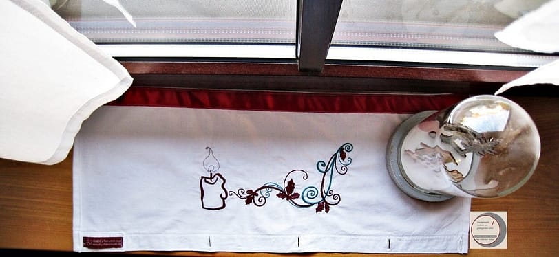 weihnachtlicher Tischläufer weiß mit rot