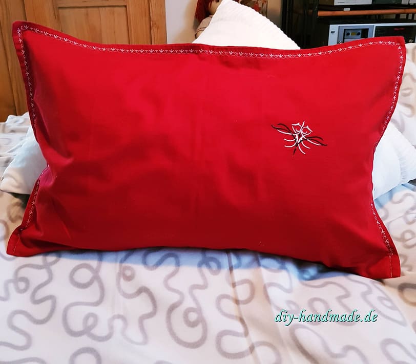 roter Kissenbezug bestickt, Ziernähte