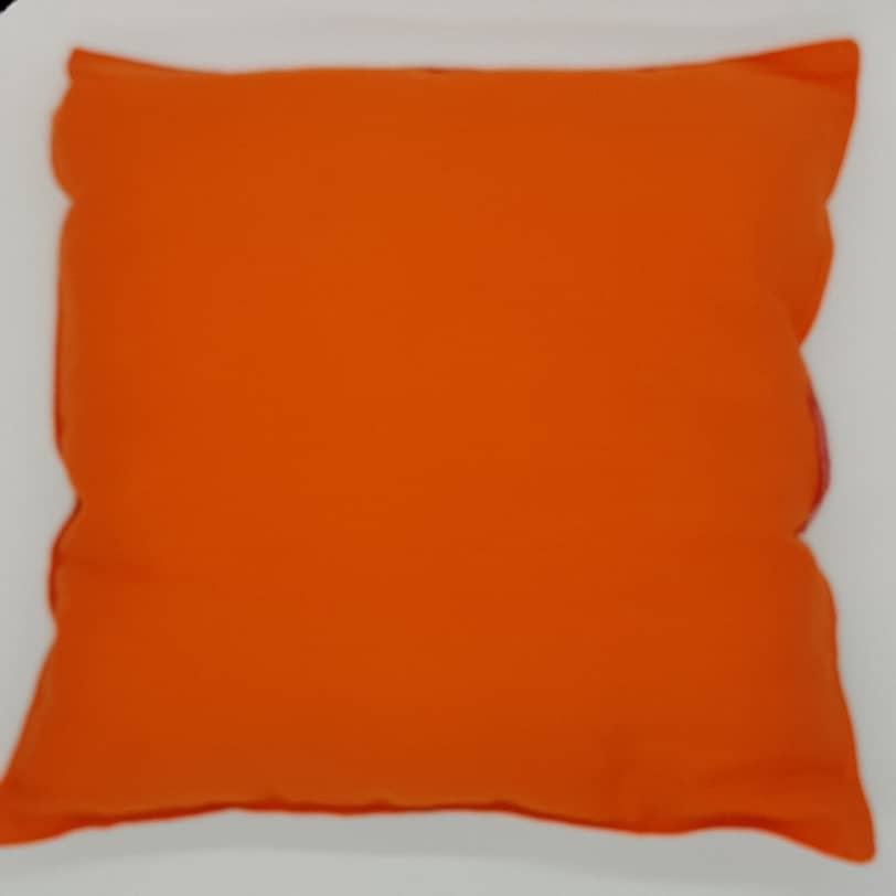 Yogakissen gestickt weiß und orange