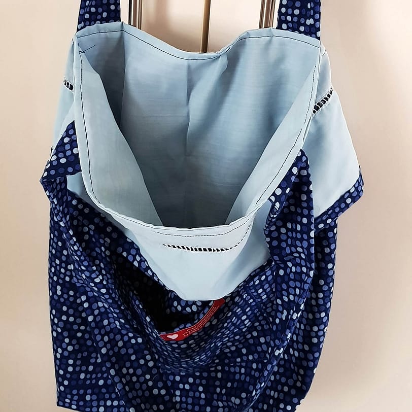 blaue Einkaufstasche mit Seitentasche
