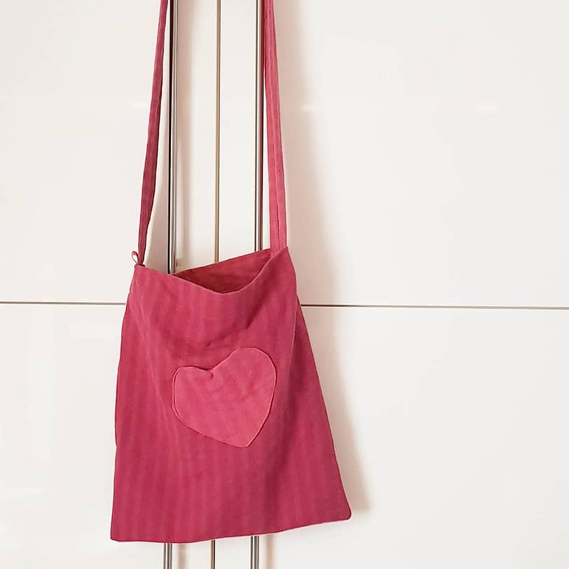 rote Stofftasche mit einem Herz