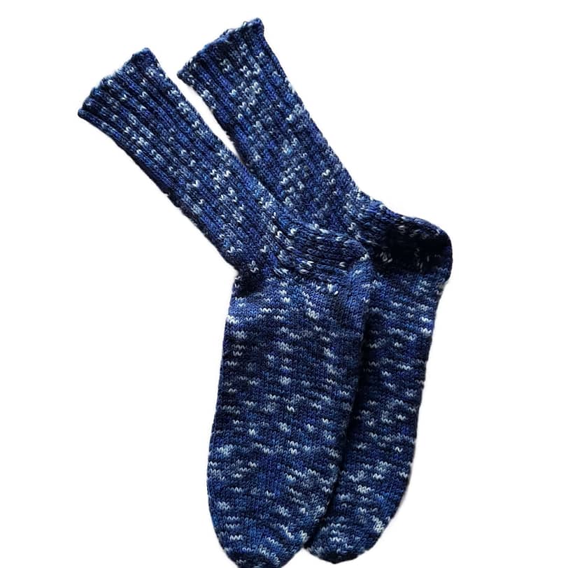 handgestrickte-wollsocken-blau-punkte