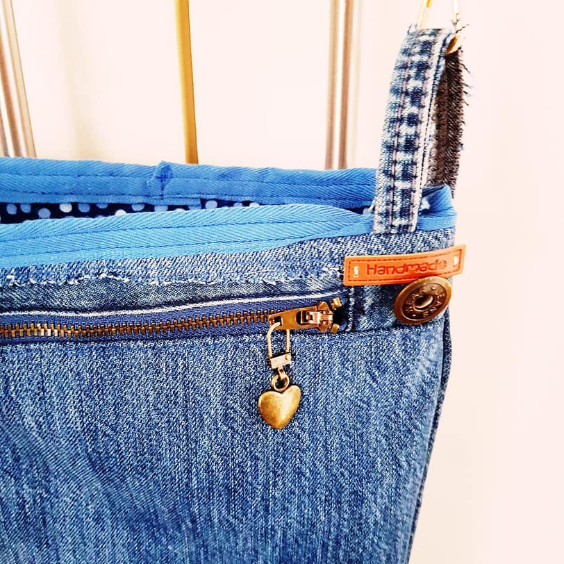 kleine Jeanstasche mit breitem Tragegurt