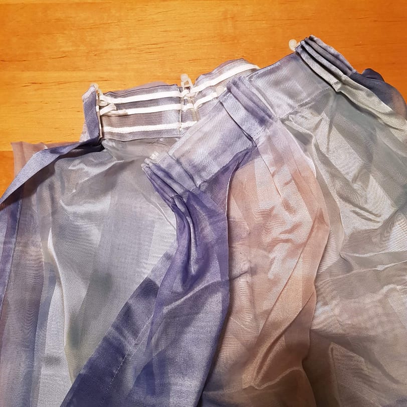 2 Stores hellblau gefältelt mit Rollen